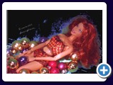 Barbie mit Weihnachtskugeln - Bild# 00101
